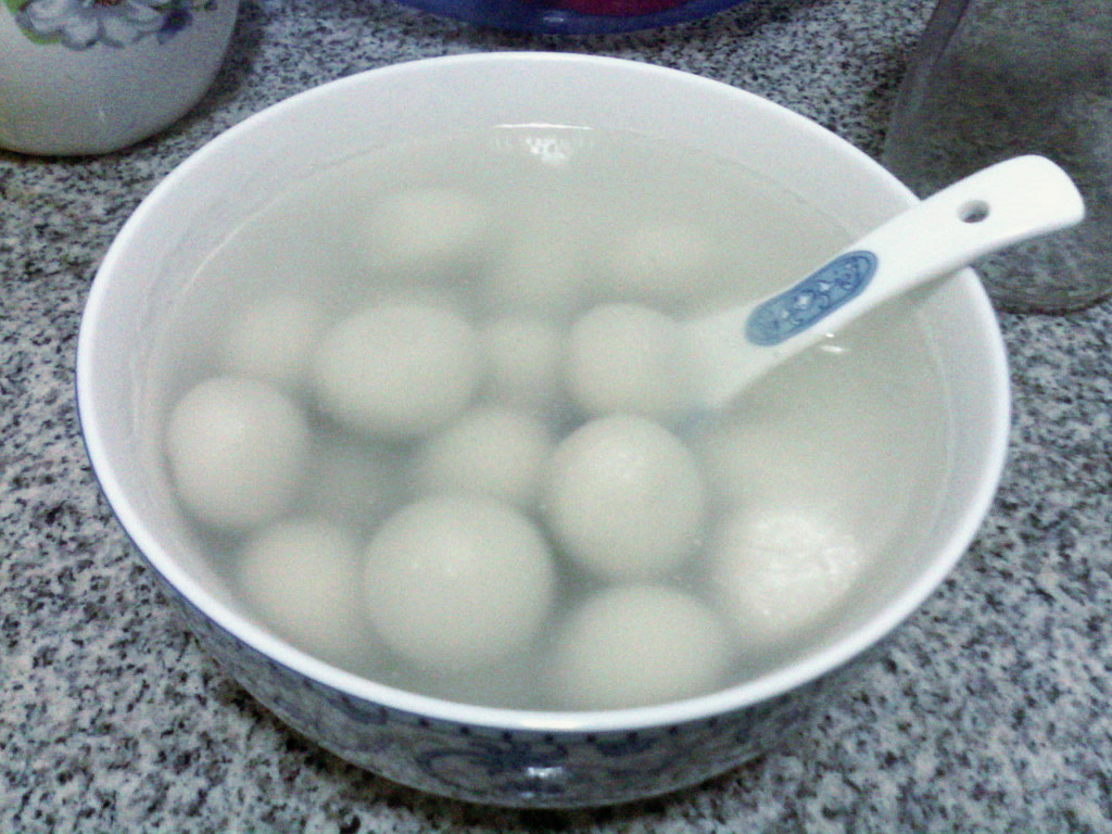 Sweet Rice Dumplings (Tang Yuan 湯圓) with Black Sesame